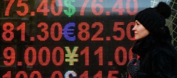 Una mujer cerca de una oficina de cambio en Moscú - Sputnik Mundo