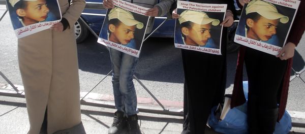 Los parientes de Mohammed Abu Jdeir sosteniendo sus fotos fuera de la Corte de Jerusalem - Sputnik Mundo