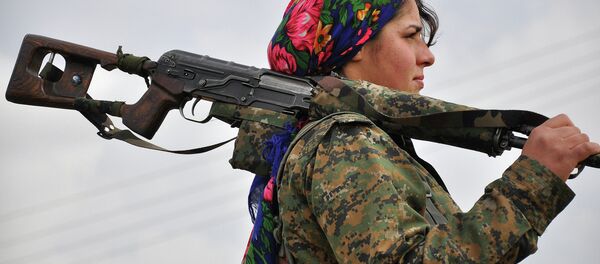 Casi la mitad de los militares kurdos en Siria son mujeres - Sputnik Mundo