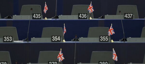 Las banderas del Reino Unido en las mesas de los miembros del Parlamento Europeo - Sputnik Mundo
