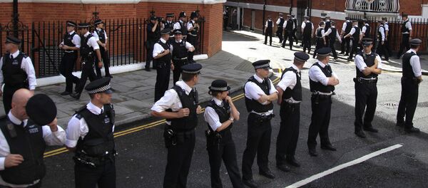 Los policías británicos cerca de la Embajada de Ecuador en Londres (archivo) - Sputnik Mundo