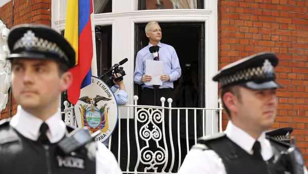 Assange en el balcón de la Embajada de Ecuador en el Reino Unido - Sputnik Mundo