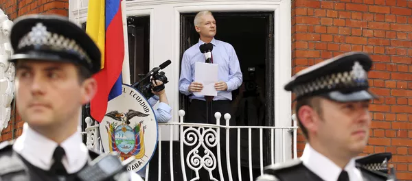 Assange en el balcón de la embajada de Ecuador en Reino Unido Assange en el balcón de la embajada de Ecuador en Reino Unido - Sputnik Mundo