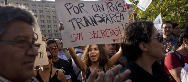 Manifestación de protesta frente al Palacio de La Moneda en Santiago de Chile - Sputnik Mundo