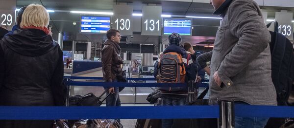 Control de pasaportes en el aeropuerto Vnúkovo de Moscú - Sputnik Mundo