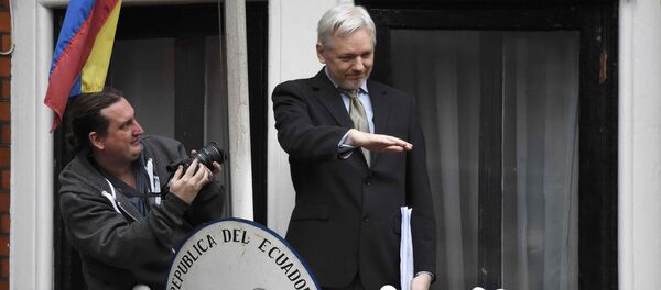 Assange spricht vom Balkon der Botschaft Ecuadors aus - Sputnik Mundo