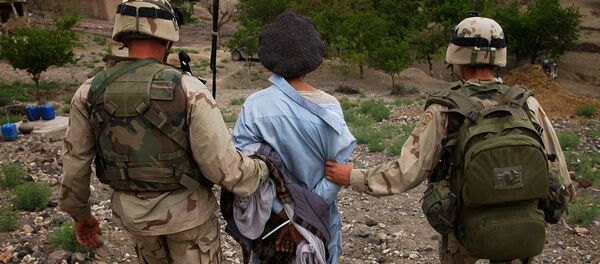 Soldados estadounidenses conducen un preso afgano (archivo) - Sputnik Mundo