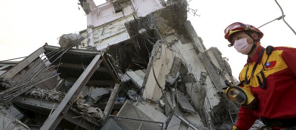 El grupo de rescate trabaja en el lugar donde el edificio de 17 pisos se ha destruido tras un terremoto en Taiwán. El 6 de febrero del 2016. El grupo de rescate trabaja en el lugar donde el edificio de 17 pisos se ha destruido tras un terremoto en Taiwán. El 6 de febrero del 2016. - Sputnik Mundo