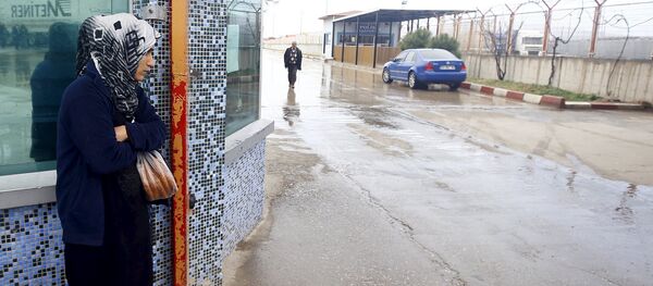 Una migrante siria en la frontera entre Siria y Turquía - Sputnik Mundo