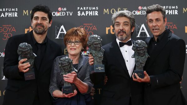 Director Cesc Gay, productora Marta Esteba, actor Ricardo Darin y guionista Tomàs Aragay durante la ceremonia - Sputnik Mundo