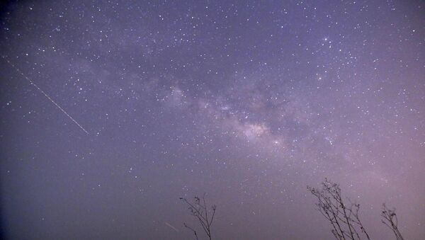 Un meteorito cae en el cielo (archivo) - Sputnik Mundo