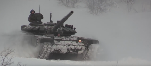 Tanques T-72 maniobran sobre la nieve Tanques T-72 maniobran sobre la nieve - Sputnik Mundo