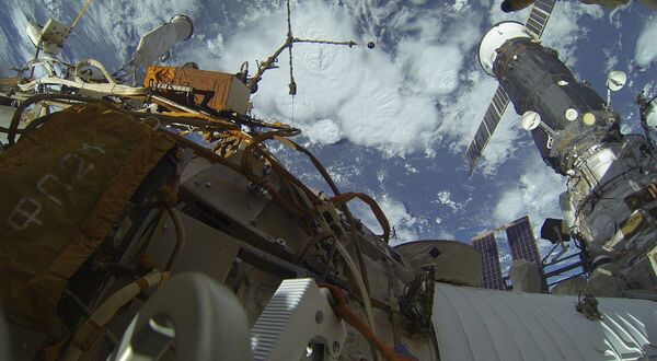 Cosmonautas rusos realizan el primer paseo espacial de 2016 - Sputnik Mundo