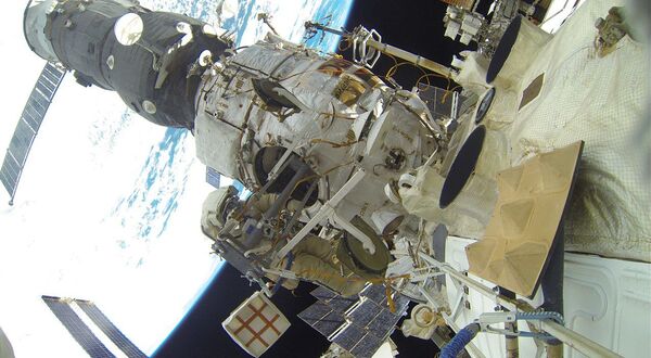 Cosmonautas rusos realizan el primer paseo espacial de 2016 - Sputnik Mundo