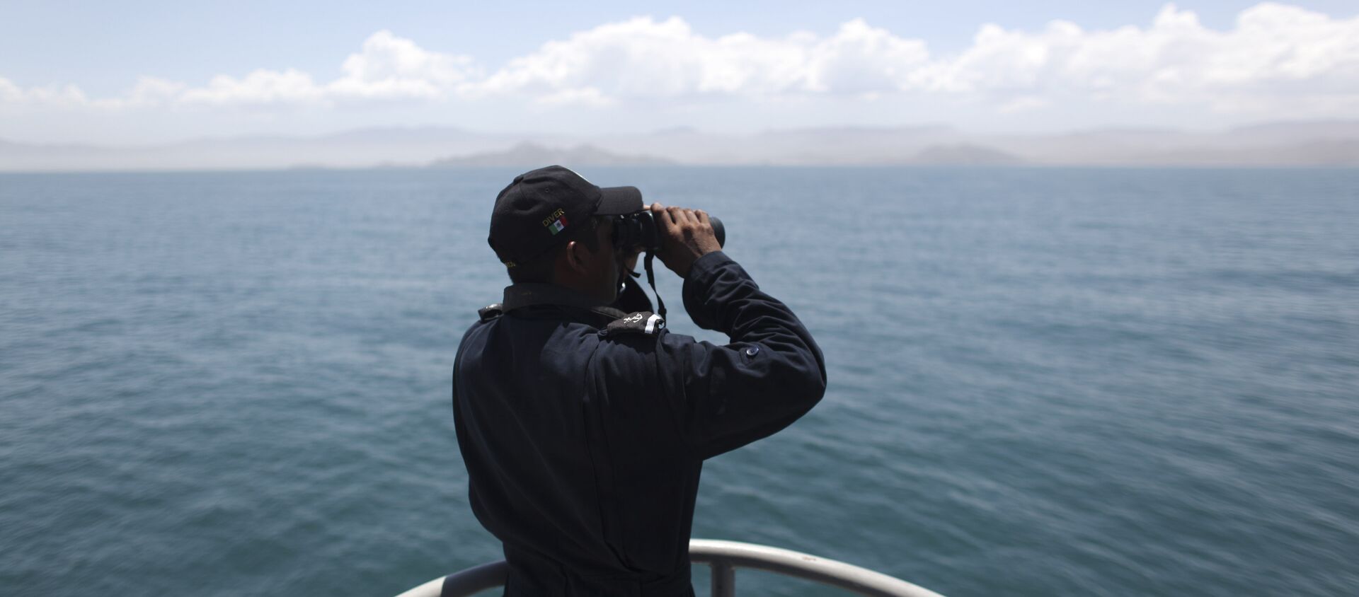 Un marinero con unos binoculares (imagen referencial) - Sputnik Mundo, 1920, 10.05.2018