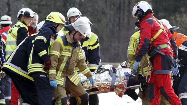 Socorristas en el lugar de la colisión de trenes en Baviera - Sputnik Mundo