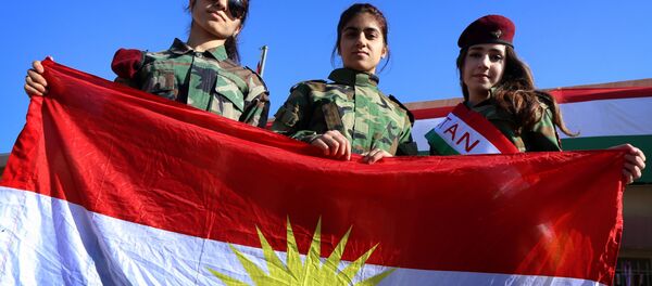 Iraqi Kurdish girls carry a Kurdistan flag during the celebration of Flag Day in the northern city of Arbil, the capital of the autonomous Kurdish region in northern Iraq - Sputnik Mundo
