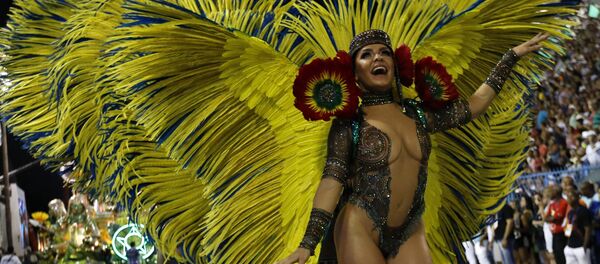 Una participante del Carnaval de Río de Janeiro - Sputnik Mundo