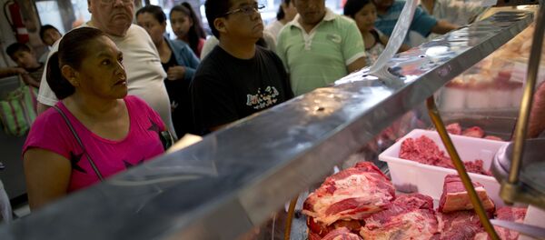 Los compradores de la carne en el mercado de Buenos Aires, Argentina - Sputnik Mundo