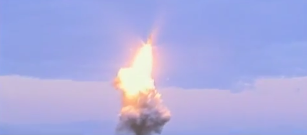 Screenshot del vídeo del lanzamiento de un misil balístico en Corea del Norte - Sputnik Mundo