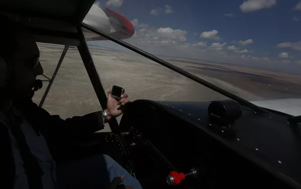 Un avión sobrevuela el desecado lago Poopó, Bolivia Un avión sobrevuela el desecado lago Poopó, Bolivia - Sputnik Mundo