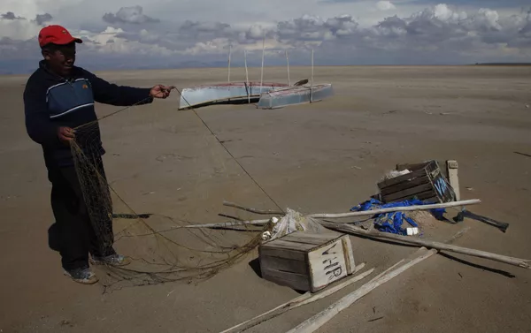 Un pescador mostrando las redes abandonadas en el desecado lago Poopó, Bolivia Un pescador mostrando las redes abandonadas en el desecado lago Poopó, Bolivia - Sputnik Mundo