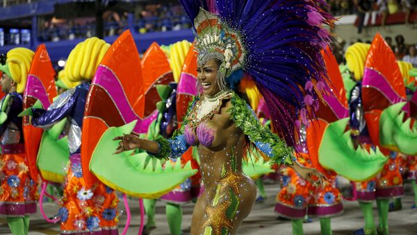 Una participante del Carnaval de Río de Janeiro - Sputnik Mundo
