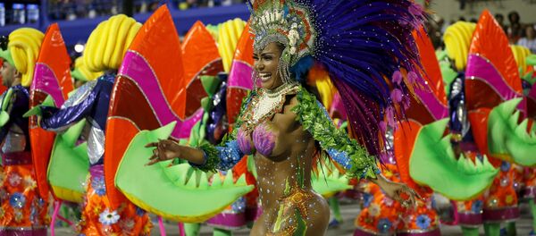 Una participante del Carnaval de Río de Janeiro - Sputnik Mundo