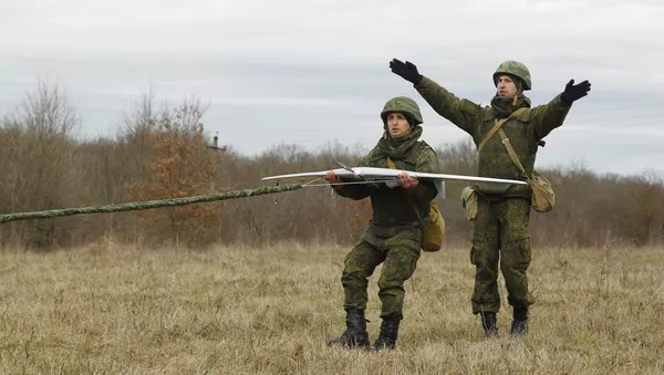 Lanzamiento de un dron por los militares rusos - Sputnik Mundo