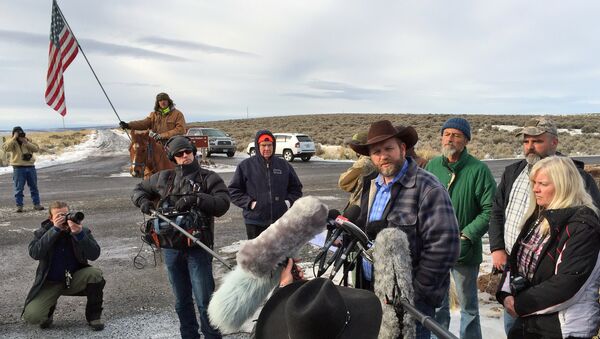 Ammon Bundy y los campesinos armados durante una entrevista (Archivo) - Sputnik Mundo