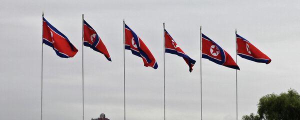 Banderas de Corea del Norte en Pyongyang - Sputnik Mundo