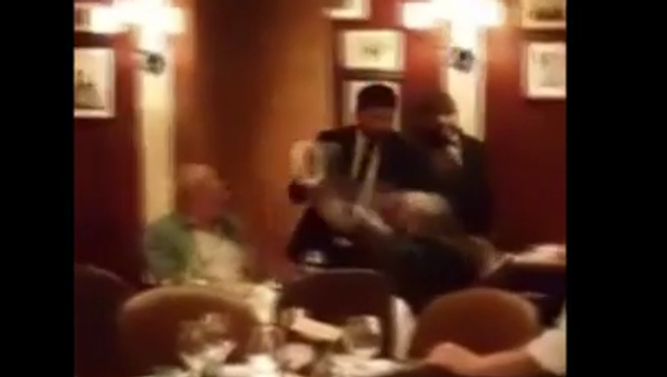 Atacan con una torta a opositor ruso - Sputnik Mundo