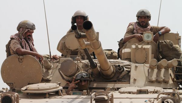 Soldiers stand on a tank of the Saudi-led coalition deployed on the outskirts of the southern Yemeni port city of Aden on August 3, 2015, during a military operation against Shiite Huthi rebels and their allies.  - Sputnik Mundo