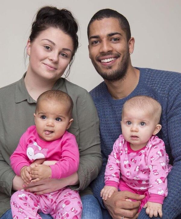 Hannah Yarker y Kyle Armstrong con sus hijas Myla y Anaya Hannah Yarker y Kyle Armstrong con sus hijas Myla y Anaya - Sputnik Mundo