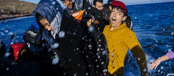 Refugiados llegan a la isla de Lesbos, Grecia Refugiados llegan a la isla de Lesbos, Grecia - Sputnik Mundo