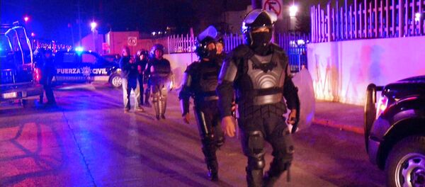 Policías mexianos fuera de la cárcel Topo Chico - Sputnik Mundo