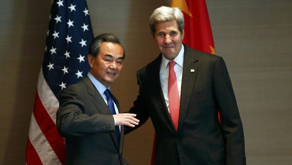 Secretario de Estado de EEUU, John Kerry y ministro de Exteriores de China, Wang Yi - Sputnik Mundo