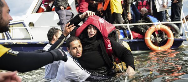 Refugiados llegan a la isla griega de Lesbos - Sputnik Mundo