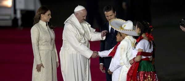 Angélica Rivera, primera dama de México, Papa Francisco y Enrique Peña Nieto, presidente de México - Sputnik Mundo