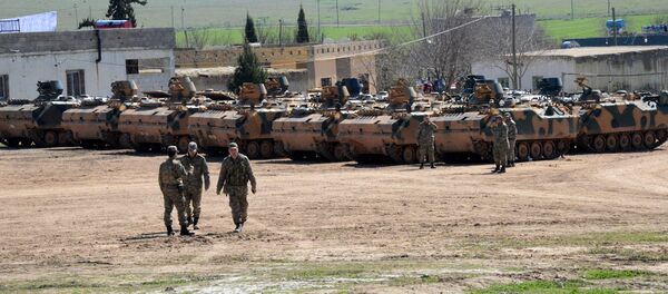 Los vehículos turcos y tanques cerca de la frontera con Siria - Sputnik Mundo