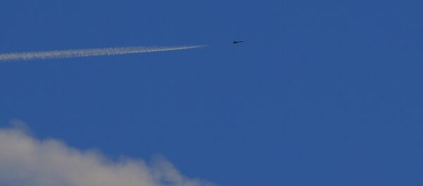 Un caza turco vuela cerca de la frontera con Siria - Sputnik Mundo