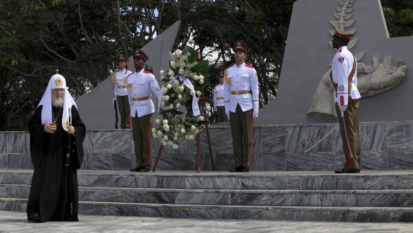 Patriarca Kiril visitó el Mausoleo al Soldado Internacionalista Soviético - Sputnik Mundo