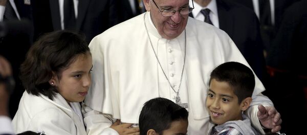 Papa Francisco con niños - Sputnik Mundo