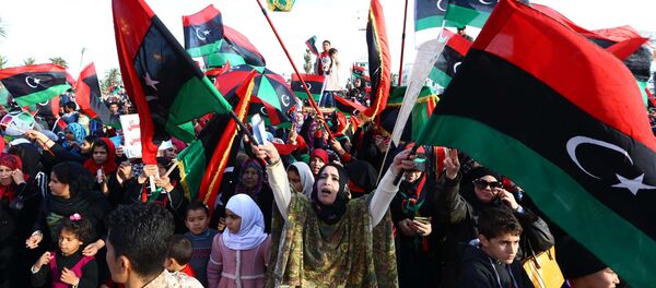 Libyans celebrate in Tripoli's landamark Martyrs square on February 17, 2015 the upcoming fourth anniversary of the Libyan revolution which toppled strongman Moamer Kadhafi - Sputnik Mundo