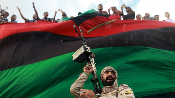 Un miembro del ejército protege una manifestación en contra de los candidatos al gobierno de unidad - Sputnik Mundo