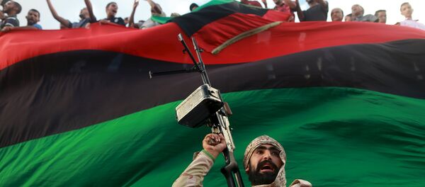 Un miembro del ejército protege una manifestación en contra de los candidatos al gobierno de unidad - Sputnik Mundo