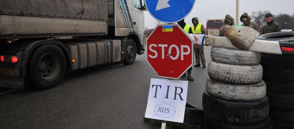 Los activistas ucranianos bloquean los camiones rusos en la región de Lviv, Ucrania Los activistas ucranianos bloquean los camiones rusos en la región de Lviv, Ucrania - Sputnik Mundo