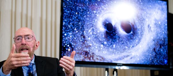 Kip Thorne, co-fundador de LIGO, habla junto a una representación visual de las ondas gravitacionales - Sputnik Mundo