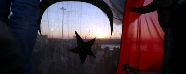 Bandera antigua de Libia durante las protestas en Bengasi en 2011 - Sputnik Mundo