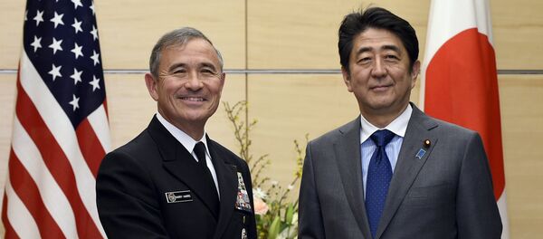 Shinzo Abe, primer ministro de Japón (dcha.) y Harry Harris, comandante de las fuerzas estadounidenses en el Pacífico - Sputnik Mundo